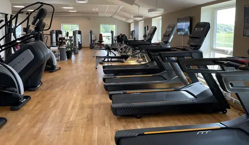 Actimera AB -  GYM - Bara det bästa är gott nogI gymmet på plan två finner du maskiner i premiumklass. Här inryms både en konditionsdel, styrkemaskiner, cirkelträning och en friviktsdel med en bur. Här kan du träna efter egen förmåga eller tillsammans med en Personlig Tränare för bästa resultat.Är du intresserad av att börja gymma hos oss? Boka ett förutsättningslöst informationssamtal via knappen nedan så hjälper vi dig komma igång med din gymträning.Här är de 15st mest sökta gymmen på GymKarta i Juli 2023Nordic Wellness Lindholmen på Lindholmsallén 20 i GöteborgSATS Gamlestaden på Gamlestadstorget 7 i GöteborgSTC Sävedalen - Göteborgsvägen 104 - GymKarta.seSTC munkebäck på Munkebäcks Allé 26 i GöteborgNordic Wellness Göteborg Kviberg Arena - GymKarta.seNordic Wellness Kungälv Kongahälla - GymKarta.seActic Lerum - Vattenpalatset på Häradsvägen 3 i Lerum&nbsp;Maximus Gym Brunnsbo på Folkvisegatan 15 i GöteborgSATS Hovås på Björklundabacken 2 i Hovås - GymKarta.seNordic Wellness Backaplan på Gustaf Dalénsgatan 13Fitness24Seven på Lergöksgatan 6 i Västra FrölundaSATS Askim (Sisjön stora) på Ekonomivägen 6 i AskimSTC på Ekenleden 10 i Kållered - GymKarta.seNordic Wellness Marklandsgatan - GymKarta.seNordic Wellness på Vasagatan 7 i Göteborg